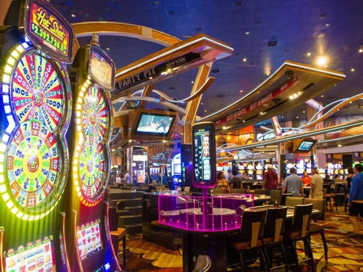 Vexundoraki Restaurant Casino's main entrance and elegant lobby